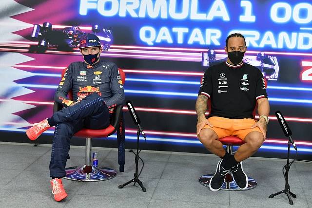 Max Verstappen (vlevo) a Lewis Hamilton.