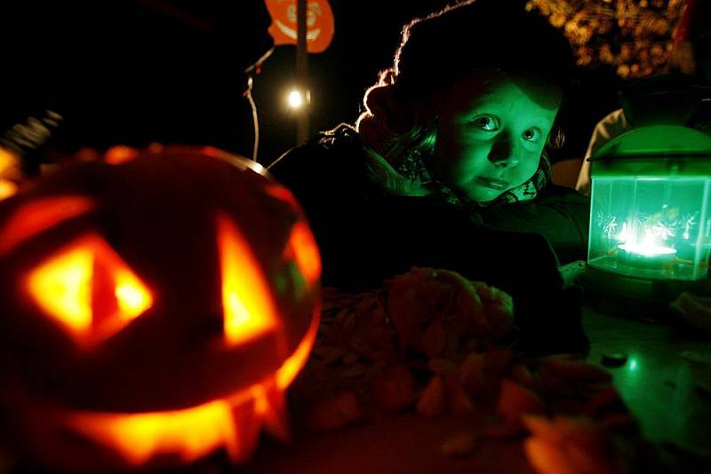 Podle etnologa Václava Holase ale není možné Halloween považovat za čistě komerční svátek.