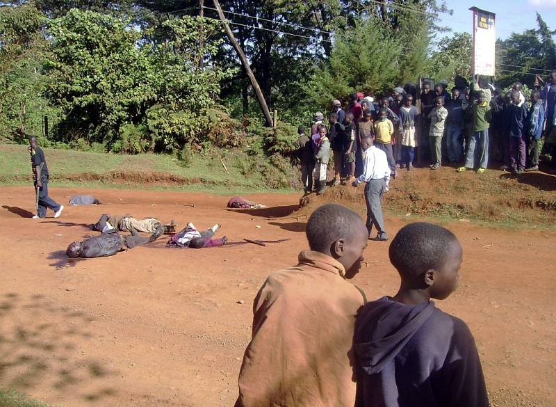 Nejméně 24 lidí zahynulo během násilnosti, které v noci na úterý propukly mezi obyvateli keňského města Karatina a členy zakázané sekty Mungiki, obviňované z kriminálních aktivit.