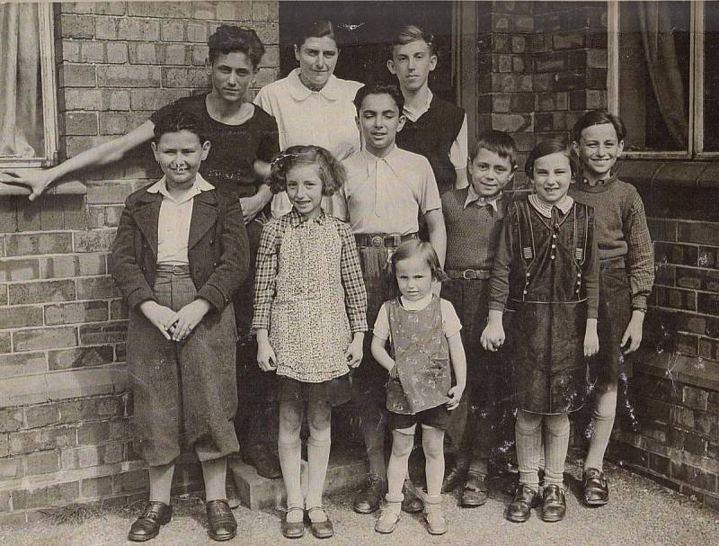 Anglie 1940, Asaf Auerbach 3. zprava, jeho bratr 1. zleva, první tři dole: Petr Felstein, Hana Franklová, Líza Daschová, uprostřed Ralf Strass, vpravo Raja Strassová, Pavel Strass, nahoře vpravo Fritz Schwartzkopf, Hana Strassová.