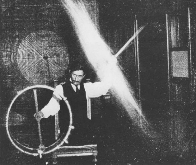 Nikola Tesla experimentuje ve své laboratoři