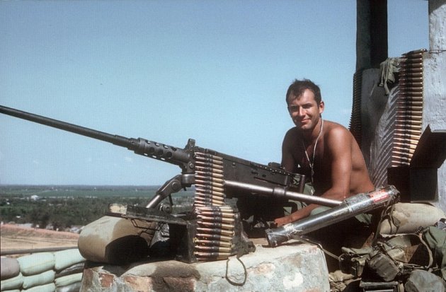 Sedmadvacátý leden 1968. Obsluha kulometu M2.50 na střeše vodárenské věže očekává útok během ofenzívy Tet