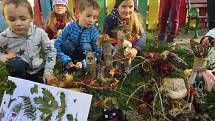 Děti i rodiče se pustily do tvoření podzimáčků pro zkrášlení školy v Charvátské Nové Vsi v Břeclavi