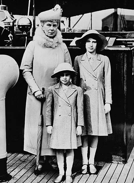 Princezna Margaret ve společnosti královny Mary (své babičky) a sestry Alžběty (pozdější královny Alžběty II.)