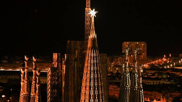 Nová hvězda na věži chrámu Sagrada Familia.