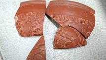 Sámská keramika objevená při archeologických vykopávkách ve Fleet Marston, Anglie.
