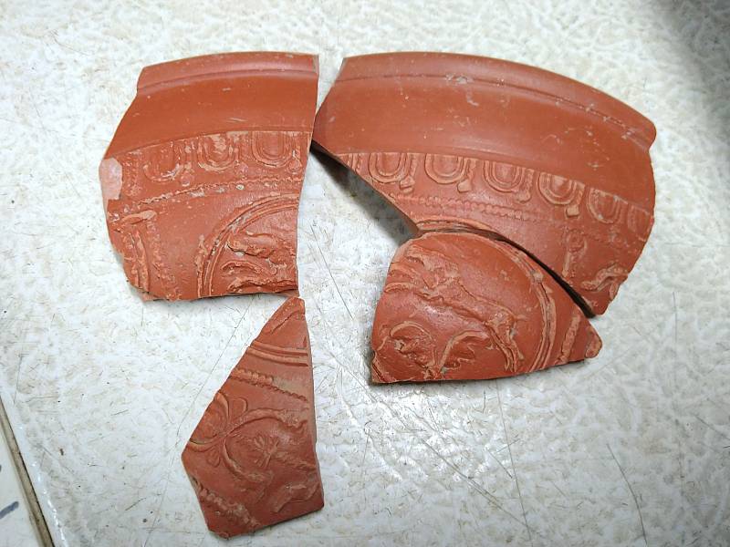 Sámská keramika objevená při archeologických vykopávkách ve Fleet Marston, Anglie.