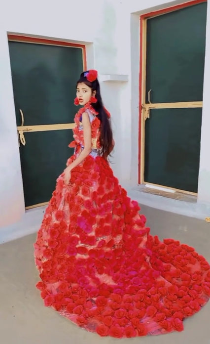 Červené květované šaty s vlečkou z papíru