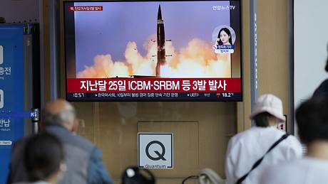 Lidé v korejském Soulu sledují na televizní obrazovce test rakety KLDR