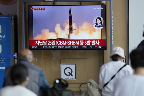 Lidé v korejském Soulu sledují na televizní obrazovce test rakety KLDR