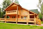 Srub je dřevěná stavba vybudovaná z vodorovně kladených, v rozícgh pomocí dlabů překřížených trámů