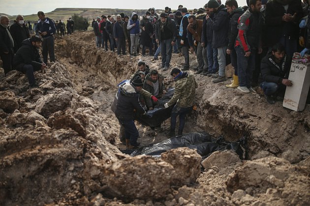 Lidé pohřbívají své blízké v tureckém městě Adiyaman, které v pondělí zasáhlo zemětřesení, 10. února 2023