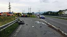 Devětatřicetiletý motocyklista, který se 3. července večer na sjezdu z dálnice D48 v Dobré u Frýdku-Místku srazil se dvěma osobními auty, v nemocnici zemřel.