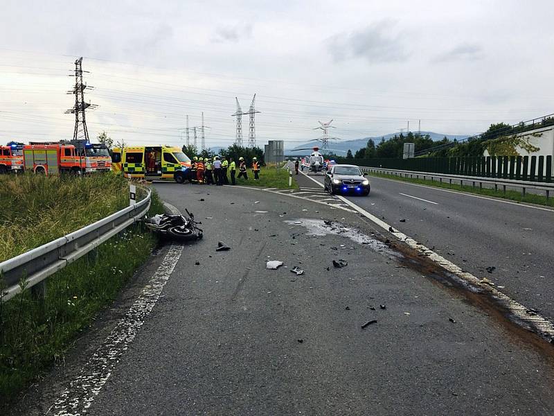 Devětatřicetiletý motocyklista, který se 3. července večer na sjezdu z dálnice D48 v Dobré u Frýdku-Místku srazil se dvěma osobními auty, v nemocnici zemřel.