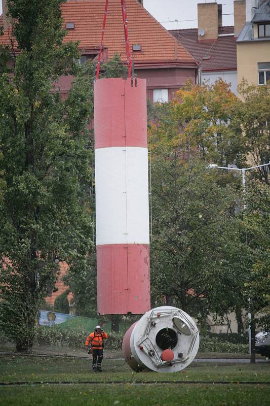 Žižkovský vysílač, demontáž antény.