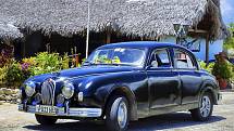 Výjimka potvrzující pravidlo – nějakou náhodou se na Kubu zatoulal i Jaguar Mk2. Jinak mezi „předrevolučními“ vozy Evropské modely skoro nenajdete…