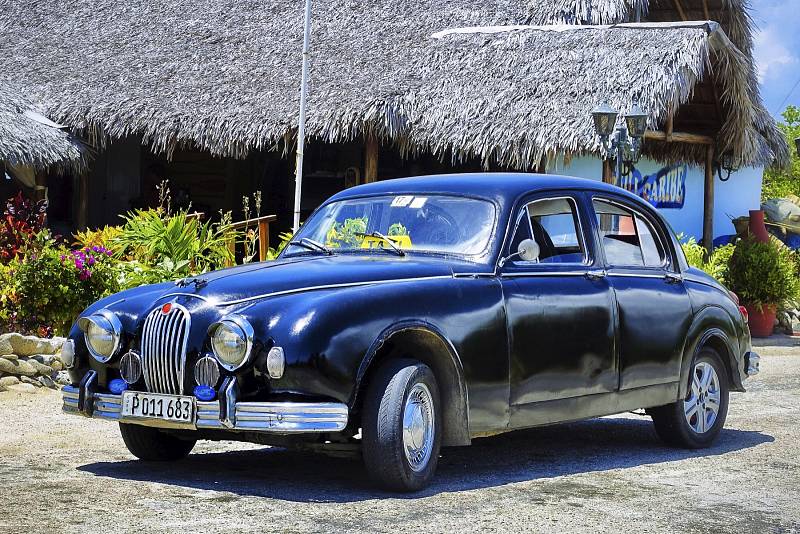 Výjimka potvrzující pravidlo – nějakou náhodou se na Kubu zatoulal i Jaguar Mk2. Jinak mezi „předrevolučními“ vozy Evropské modely skoro nenajdete…