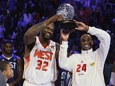 Shaquille O'Neal (vlevo) a Kobe Bryant s trofejí pro vítěze Utkání hvězd NBA. 