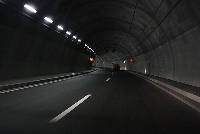 Vnitřek tunelu Sierre nedaleko za vjezdem z východní strany