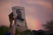 Protestující v Minnesotě s fotografií amerického černocha George Floyda