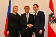 Zleva: Monika Babišová, premiér Andrej Babiš a rakouský kancléř Sebastian Kurz