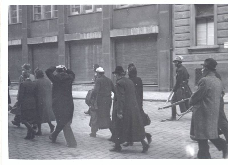 Pražské povstání, lidé v ulicích