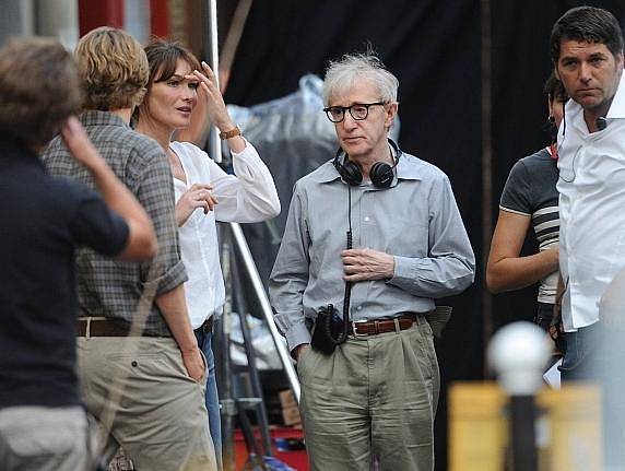 Carla Bruni při natáčení filmu Půlnoc v Paříži s Woody Allenem