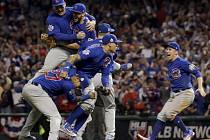 Baseballisté Chicaga Cubs se radují z triumfu ve Světové sérii MLB.