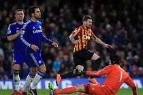 Mark Yeates z třetiligového Bradfordu (uprostřed) překonává Petra Čecha (vpravo) v brance Chelsea.