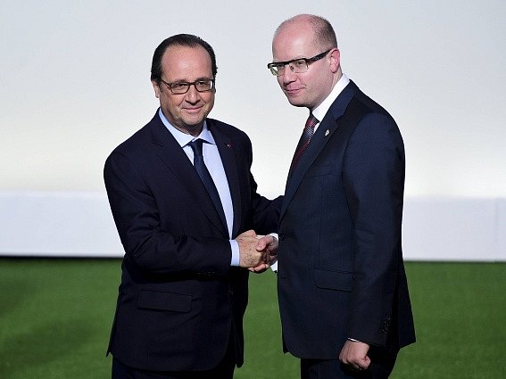 Bohuslav Sobotka v Paříži s francouzským prezidentem Francoisem Hollandem.