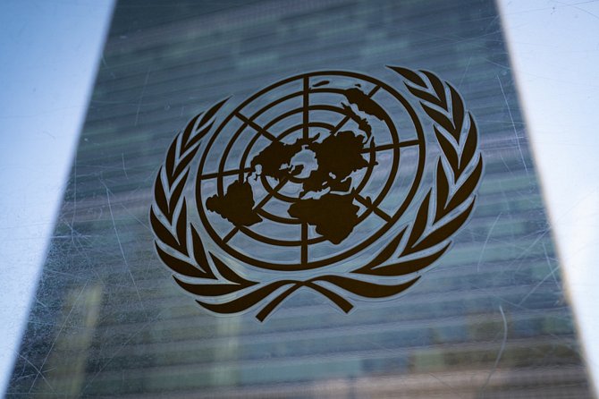 Znak OSN na sídle organizace v New Yorku