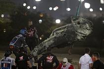 Ohořelá část monopostu pilota Haasu Romaina Grosjeana po nehodě ve Velké ceně Bahrajnu
