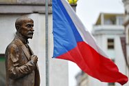 Socha zakladatele státu Tomáše Garrigua Masaryka a česká vlajka - ilustrační foto
