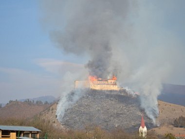 Slovenský hrad Krásna Horka nad obcí Krásnohorské Podhradie zachvátily plameny.