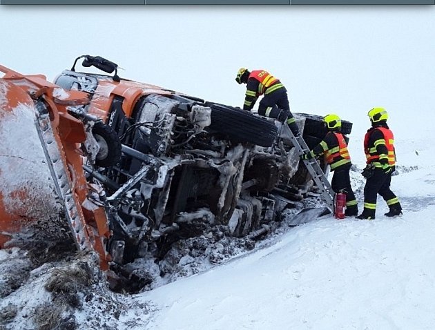 Hasiči zasahují u nehody u Černotína na Přerovsku, 21. ledna 2023. Kamion na kluzké vozovce sjel ze silnice.