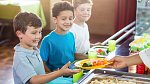 Pokud dítěti nezvládáte platit ani obědy, zapojte se do programu Obědy do škol.