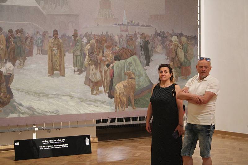Cyklus obrazů tvoří 20 velkých pláten, v nichž Alfons Mucha ztvárnil dějiny slovanských národů.