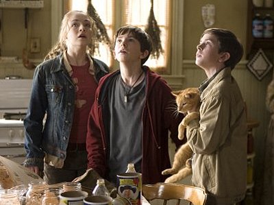 NĚCO JE V DOMĚ. Vzpurný Jared (uprostřed), pacifista Simon (oba hraje Freddie Highmore) a šermířka Mallory (Sarah Bolgerová) musejí zachránit vzájemné vztahy i svět kouzelných stvoření.