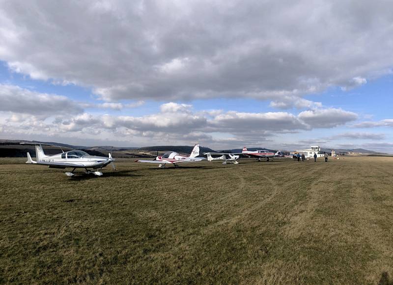 Čeští piloti jdou do boje proti nákaze. Nabízejí rozvoz zdravotnické pomoci