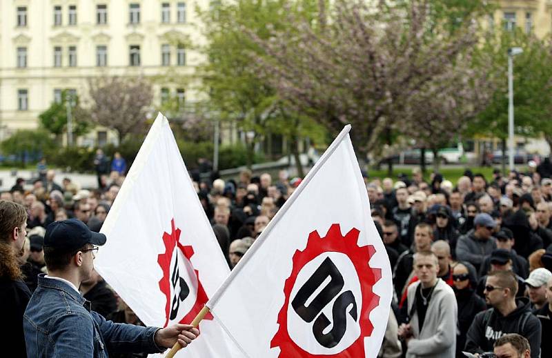 Svátek prácek oslavila Dělnická strana na náměstí Jiřího z Poděbrad v Praze. 