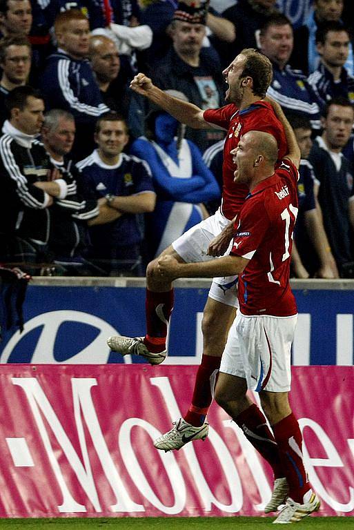 Čeští reprezentanti Roman Hubník (vlevo) a Roman Bednář se radují z gólu.