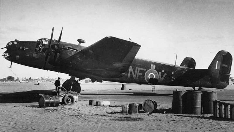 Letoun Handley-Page Halifax Mk.II/srs. 1a L9613 (NF-V), z něhož byly v noci z 28. na 29. prosince 1941 vysazeny skupiny Anthropoid, Silver A a Silver B