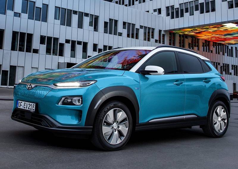 Hyundai Kona se 150 kW elektromotorem je jediným čistě elektrickým vozem v tomto výběru. Podíl má nejen výkon, ale také prokazatelný dojezd přes 400 km.