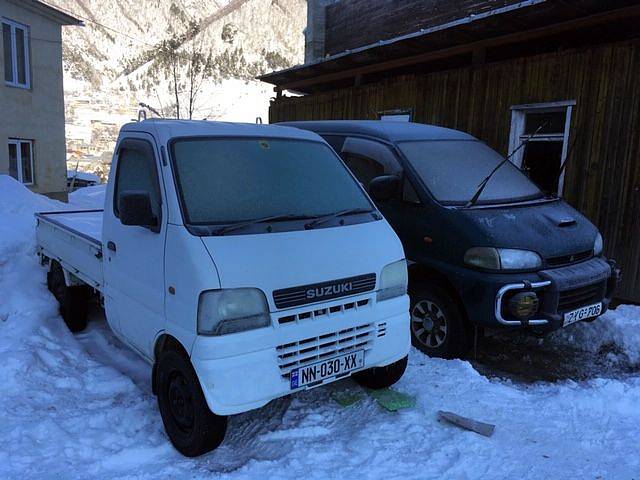 Tyhle malé dodávky jsou jednoznačně nejrychlejšími vozy na Kavkazu. Suzuki Carry s motorem o objemu 657 cm3 a pohonem všech kol jsou mezi místními hodně oblíbené.