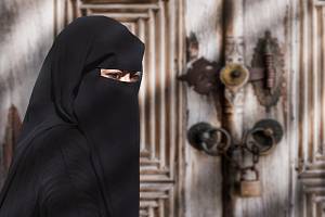 Islámský stát se prezentuje jako osvoboditel žen od hrozby, kterou představují západní země, a to zejména opuštění islámské víry