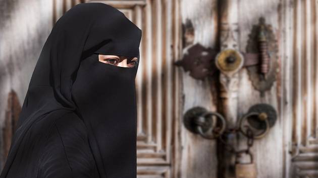Islámský stát se prezentuje jako osvoboditel žen od hrozby, kterou představují západní země, a to zejména v opuštění islámské víry