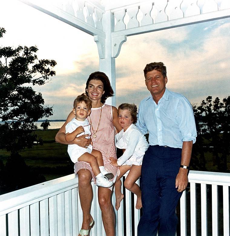 John Fitzgerald Kennedy s manželkou Jackie a jejich dětmi. Pár měl ale ve skutečnosti čtyři potomky, dva z nich ovšem zemřeli těsně po porodu.