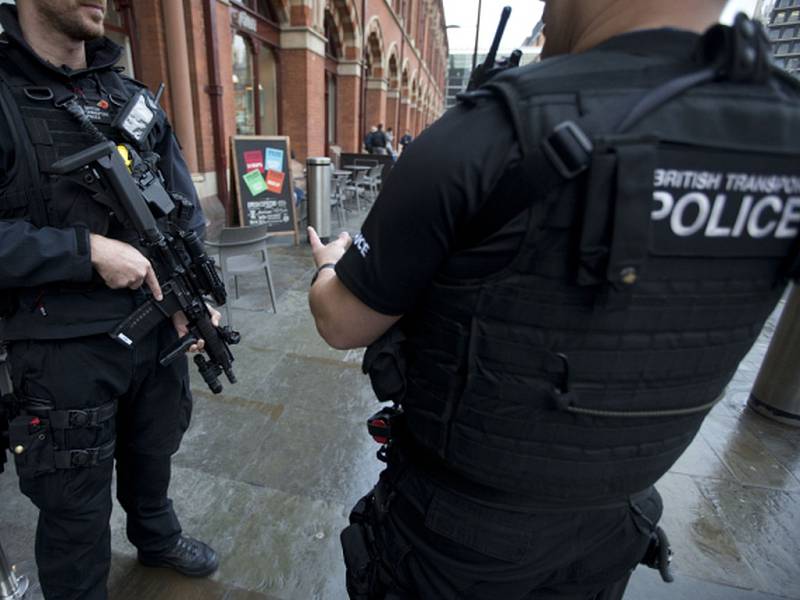 Londýnská policie posiluje po sobotním útoku v metru hlídky na významných dopravních uzlech v celé metropoli.