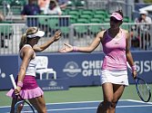 Česká tenistka Květa Peschkeová (vlevo) s Američankou Nicole Melicharovou ve finále čtyřhry turnaje v San Jose.