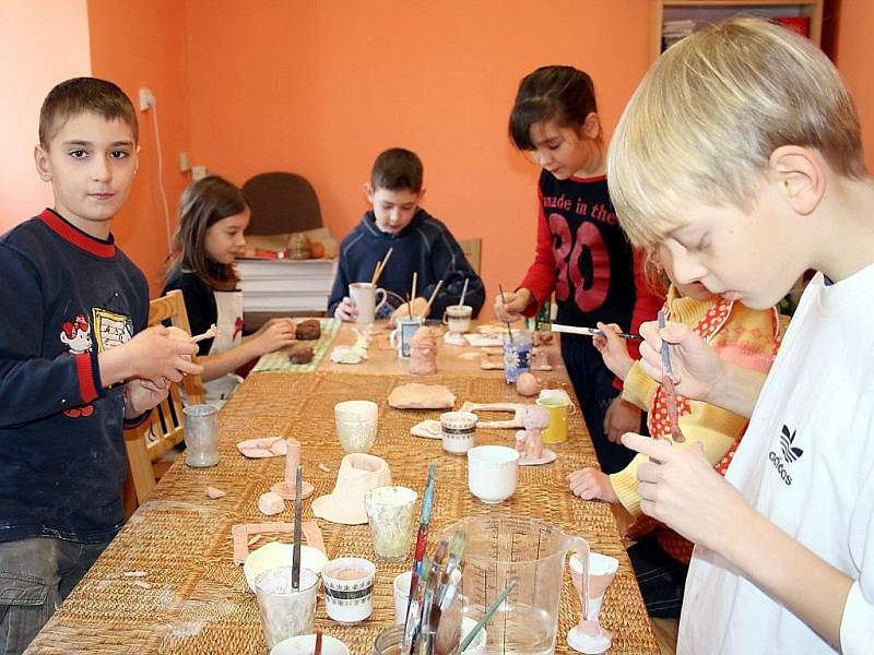 V Domě dětí a mládeže v Plané na Tachovsku tvořily děti keramické výrobky. Před týdnem je vyrobily, v pátek 10. února 2012 pak glazurovaly.